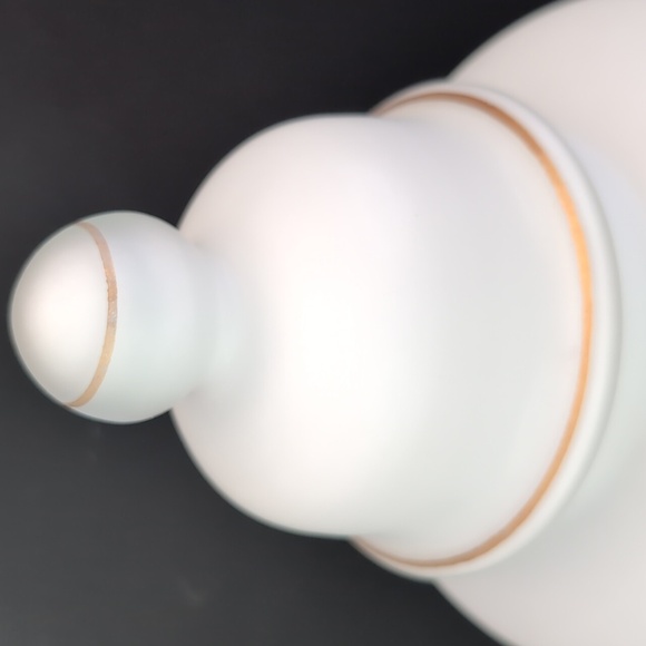 Vintage Frosted White Satin Oriental Ginger Jar with Lid. - Picture 4 of 11